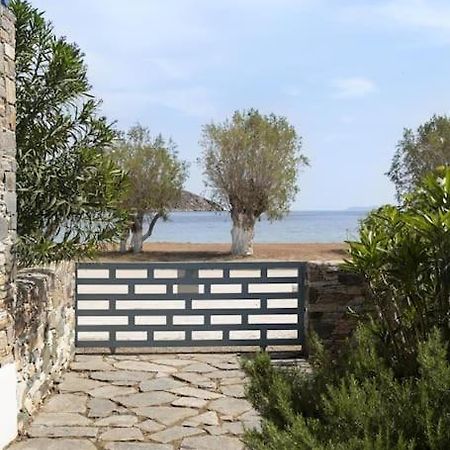 Beachfront 2Br Apartment - Free Parking Livadi  Exterior photo