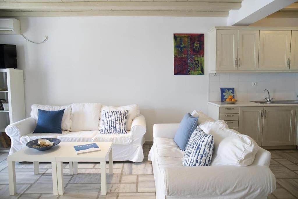 Beachfront 2Br Apartment - Free Parking Livadi  Exterior photo