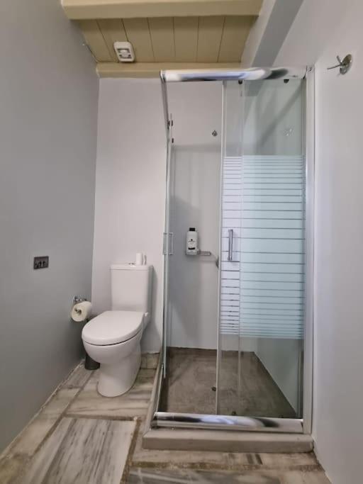 Beachfront 2Br Apartment - Free Parking Livadi  Exterior photo